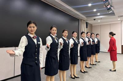 海洋旅游學(xué)院禮儀志愿者以專(zhuān)業(yè)素養(yǎng)與熱情服務(wù)保障兩會(huì)順利舉行